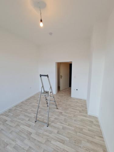 Renovierung einer Wohnung mit Malerarbeiten und Bodenverlegung